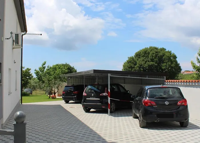 Nelle 아파트 풀라