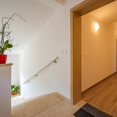Nelle Apartment *